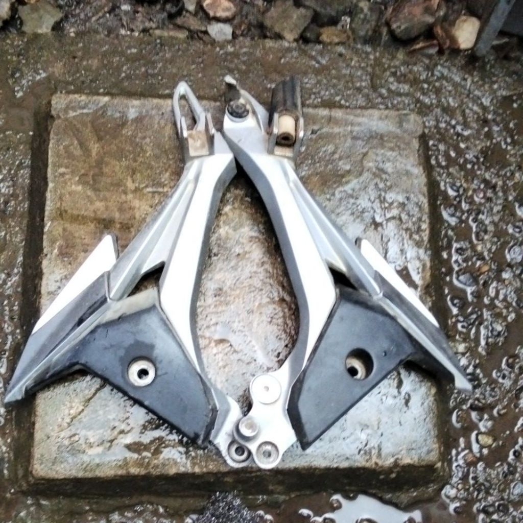 FOOTSTEP BELAKANG ORIGINAL HONDA SUPRA X 125 FI K41 AHM