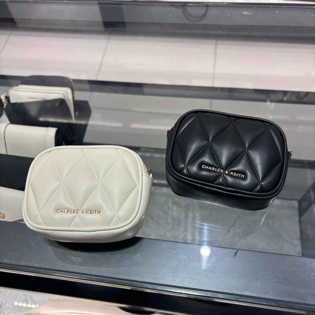 tas mini dompet quilted chain arwen charles&keith