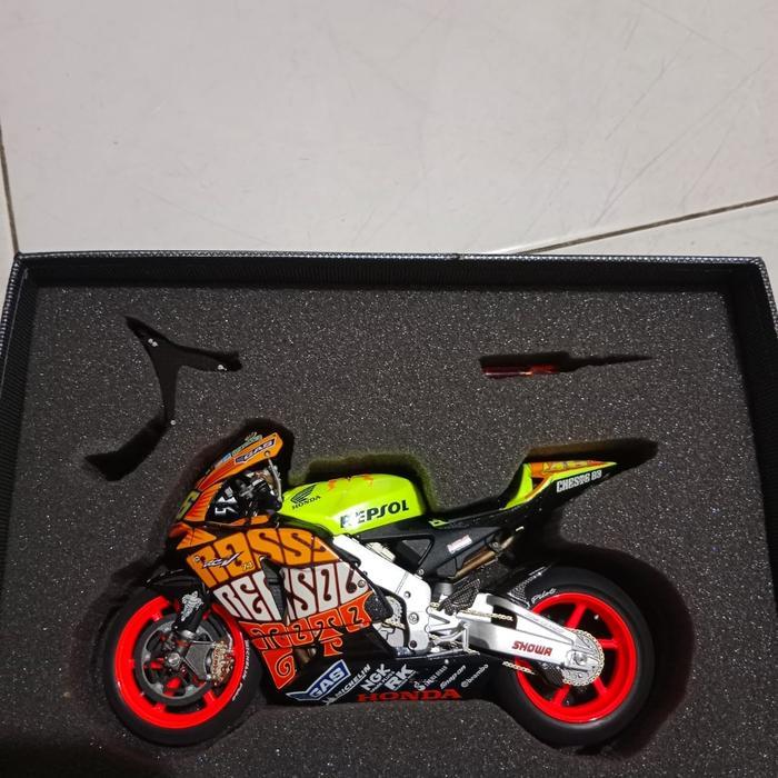 DIECAST MOTOGP HONDA RC211V VALENTINO ROSSI 2003 VALENCIA GP SKALA 12 BY TAMIYA