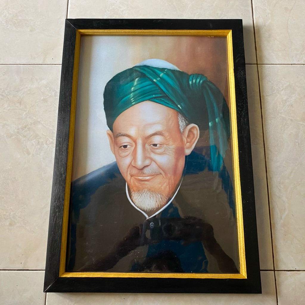 hiasan dinding lukisan cetak gambar kh hasyim asy ari plus binkai ukuran 65 x 45 cm