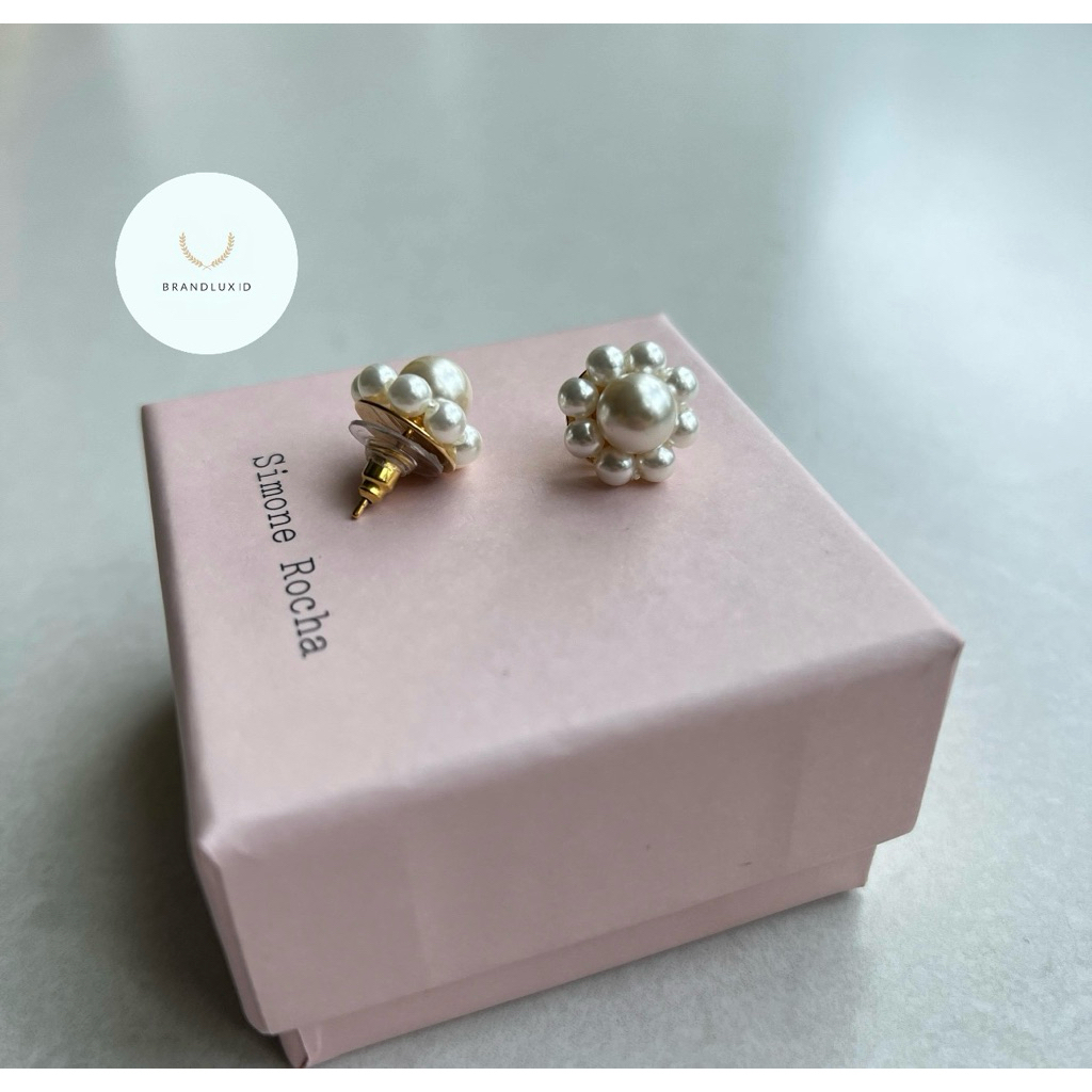 Simone rocha daisy pearl earring