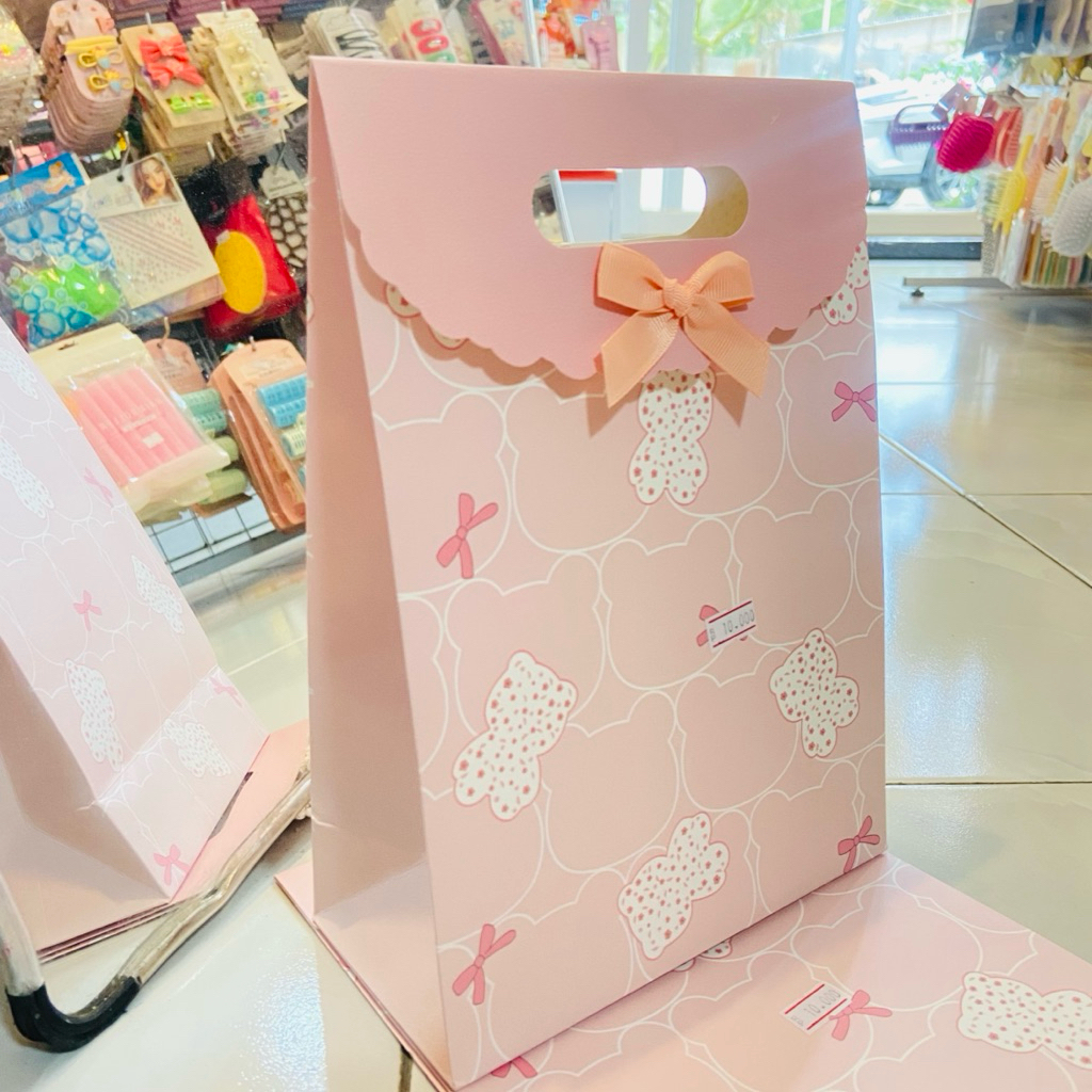 Paper bag motif pita pink tutup ukuran sedang ,paper bag lucu