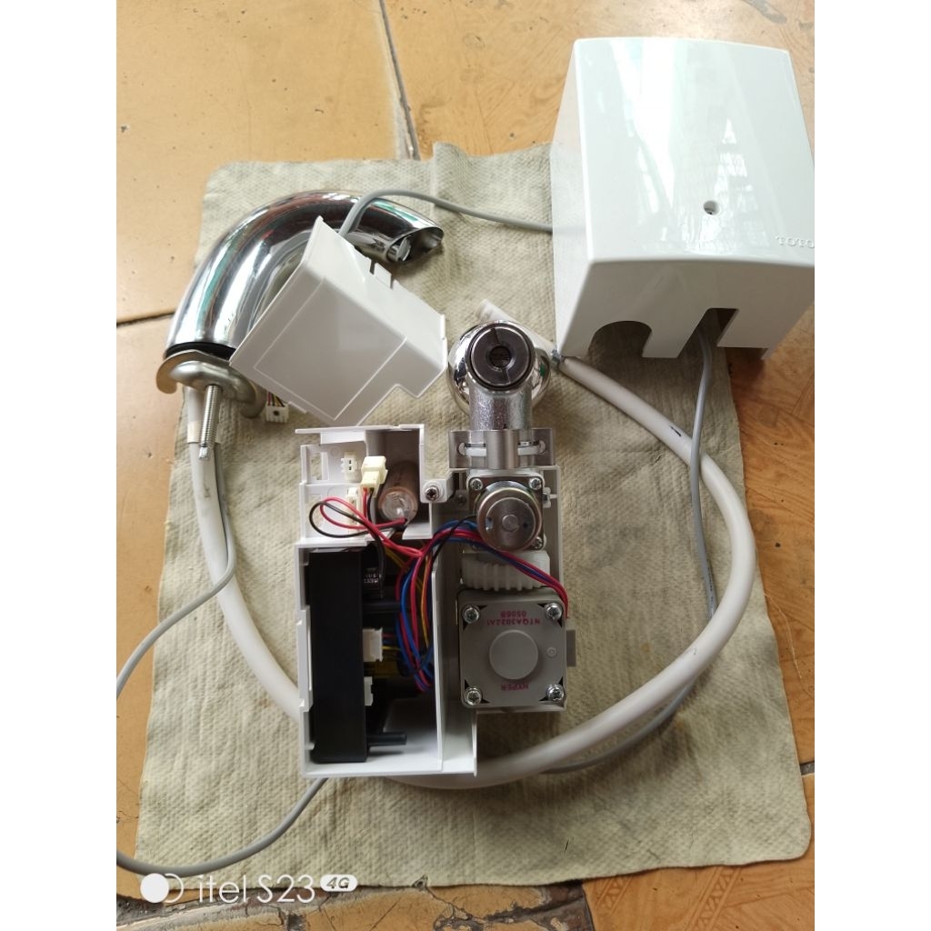 KRAN WASTAFEL SENSOR MERK TOTO TN78-9 V 900 (BATERAI)