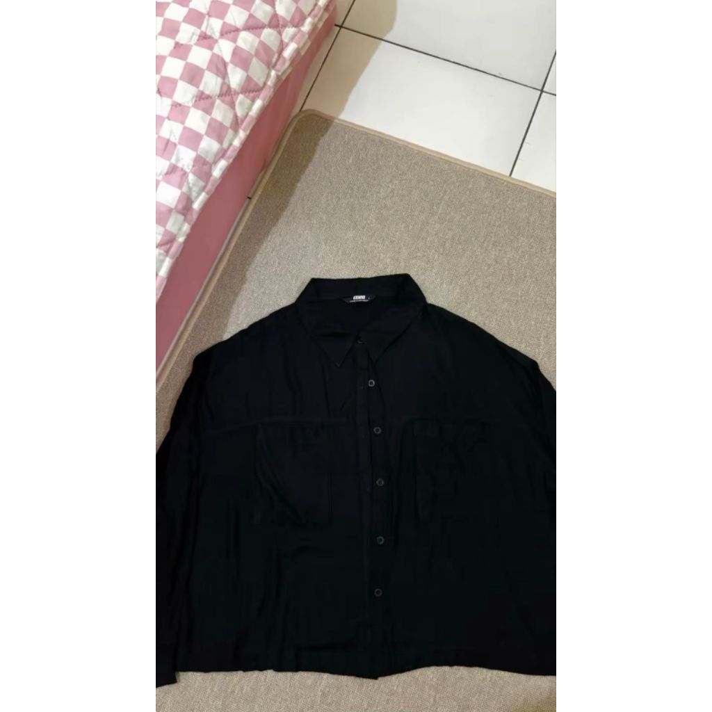 kemeja hitam uniqlo