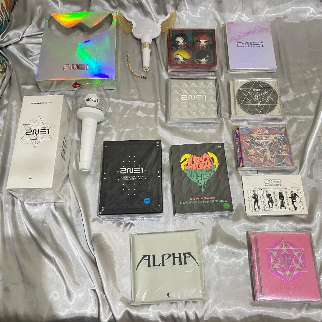 (Ready) 2NE1 CL Album preloved (baca deskripsi) lightstick md
