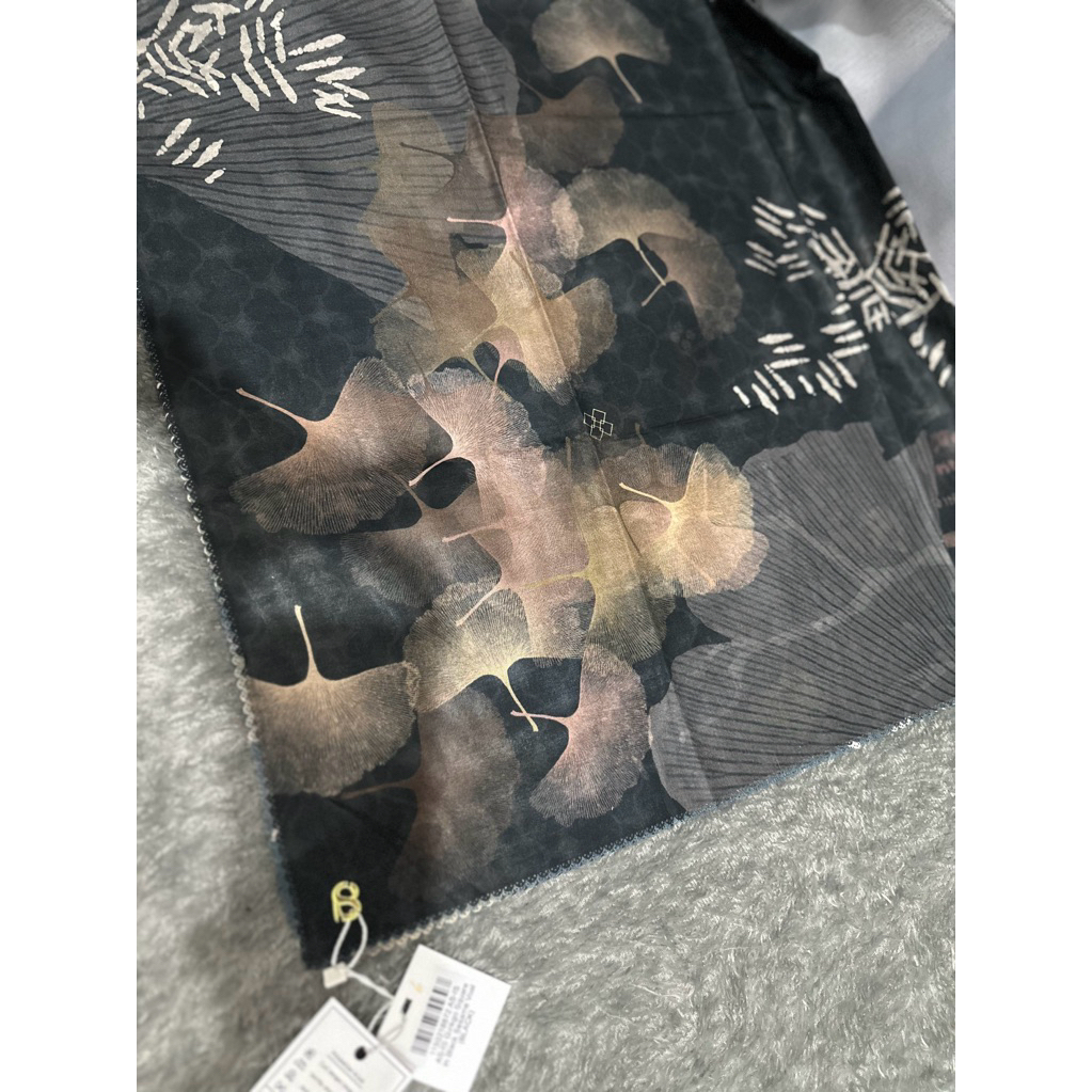 New Buttonscarves GINKGO Series in Pistacio dan Seasalt. As is no box Voal Regular Square. Rare Item