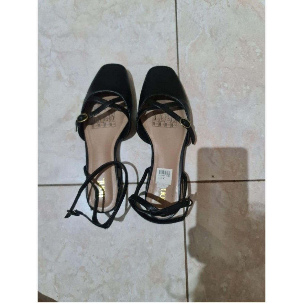 Sendal Fioni size 371/2 warna hitam