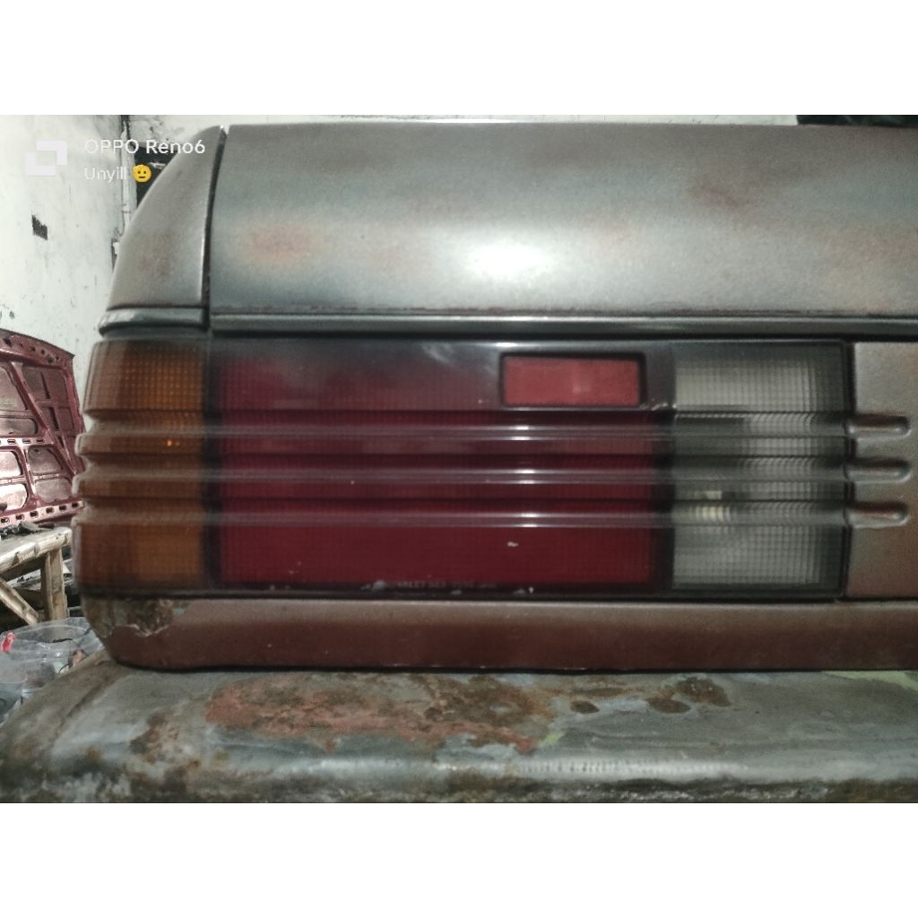 lampu belakang sebelah kiri Ford laser