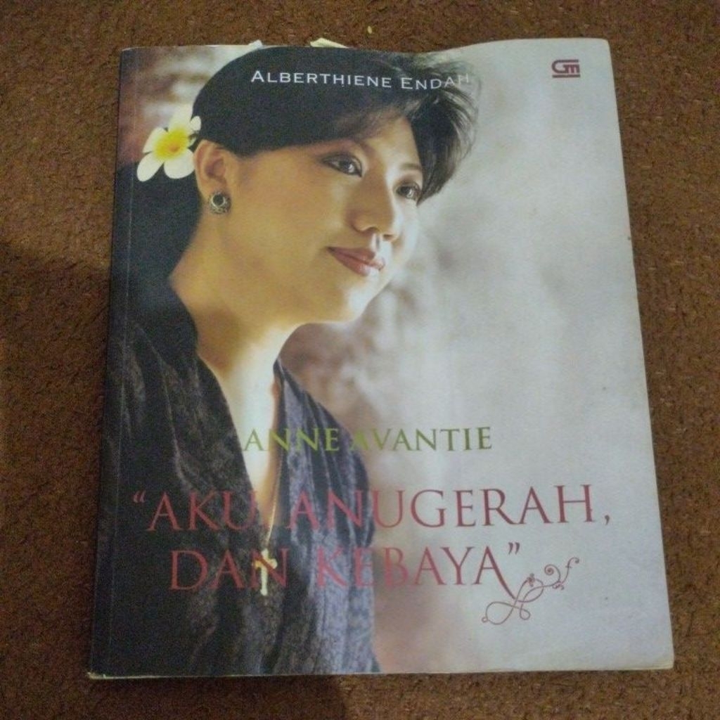 Buku Anne Avantie, aku anugerah, dan kebaya oleh Alberthiene Endah