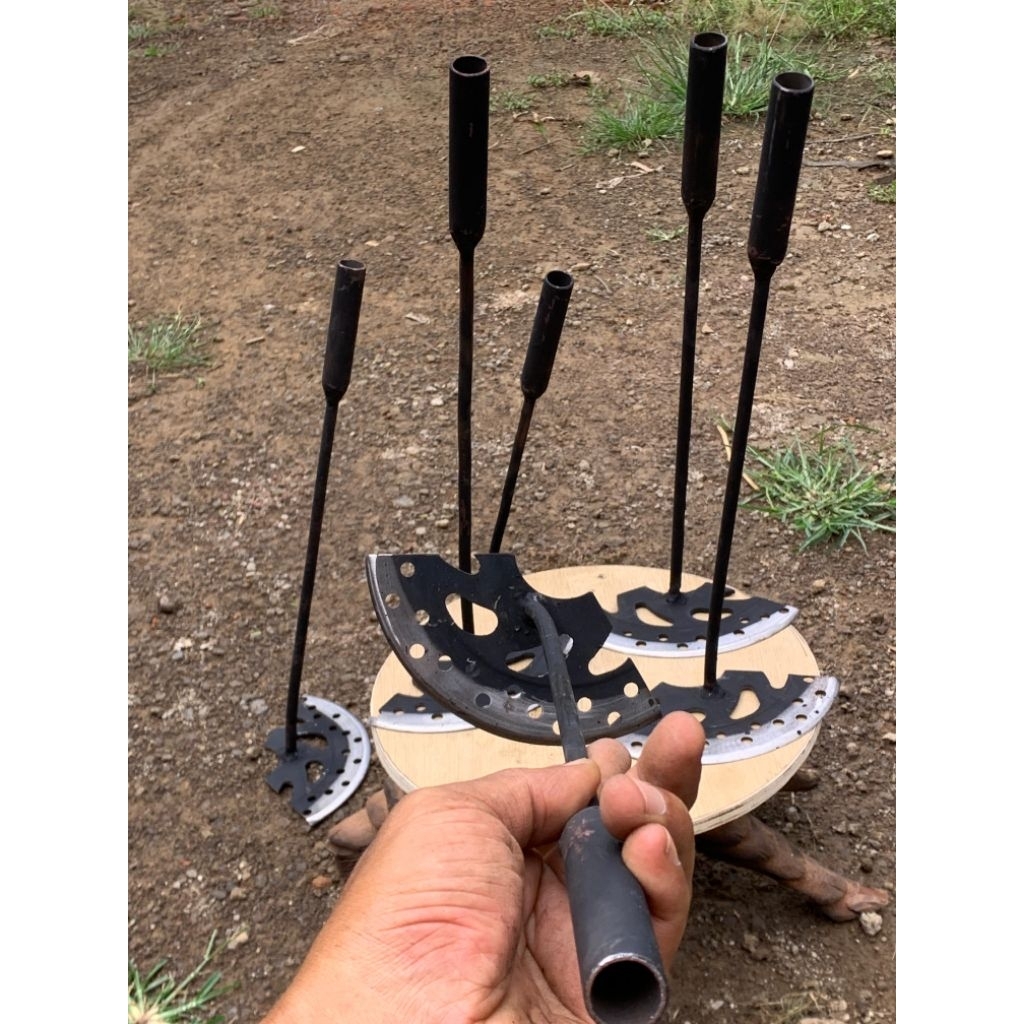 Cangkul Mini Kored Rumput 41 cm dari Cakram Motor Bekas – Alat Berkebun Unik dan Kuat