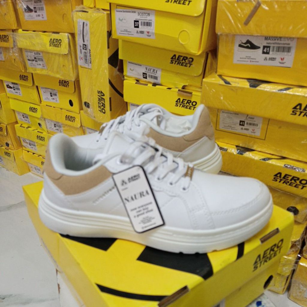 SEPATU AEROSTREET NAURA PUTIH KREM