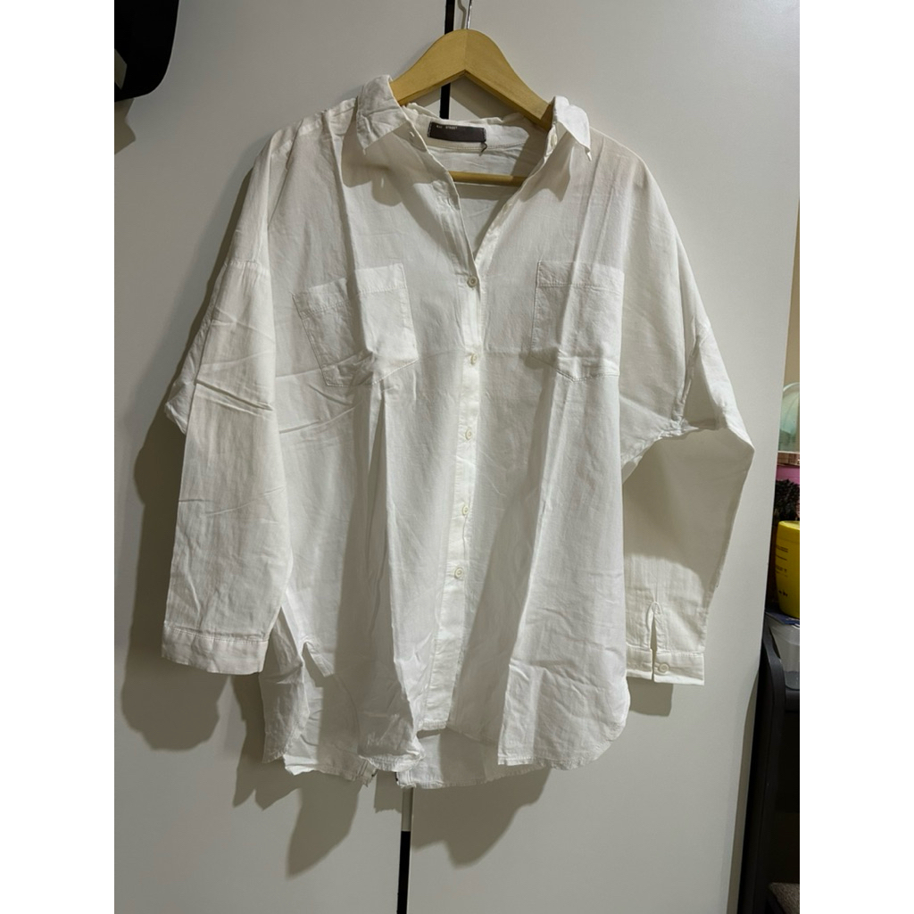 Kemeja Putih Oversize