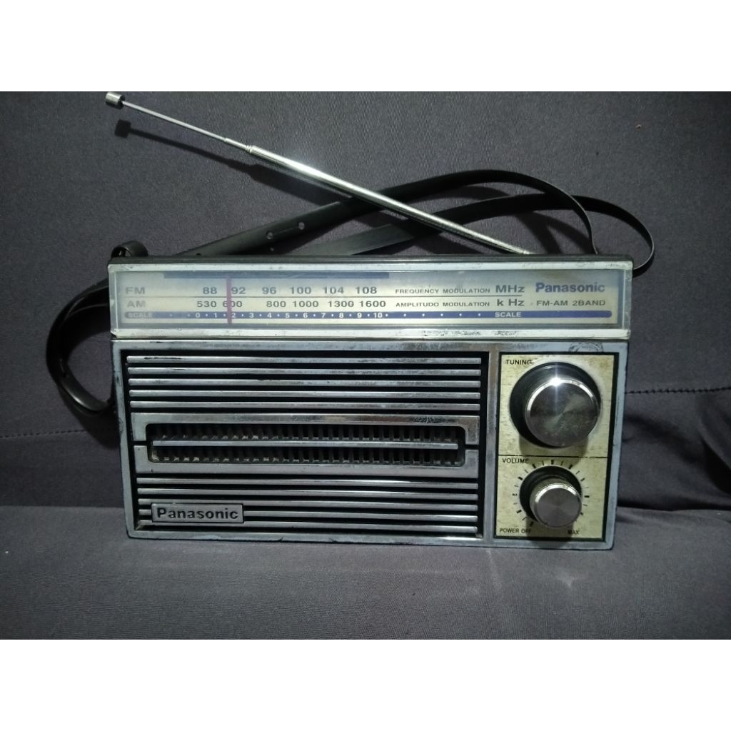 Radio Panasonic RF-5250 nyala normal