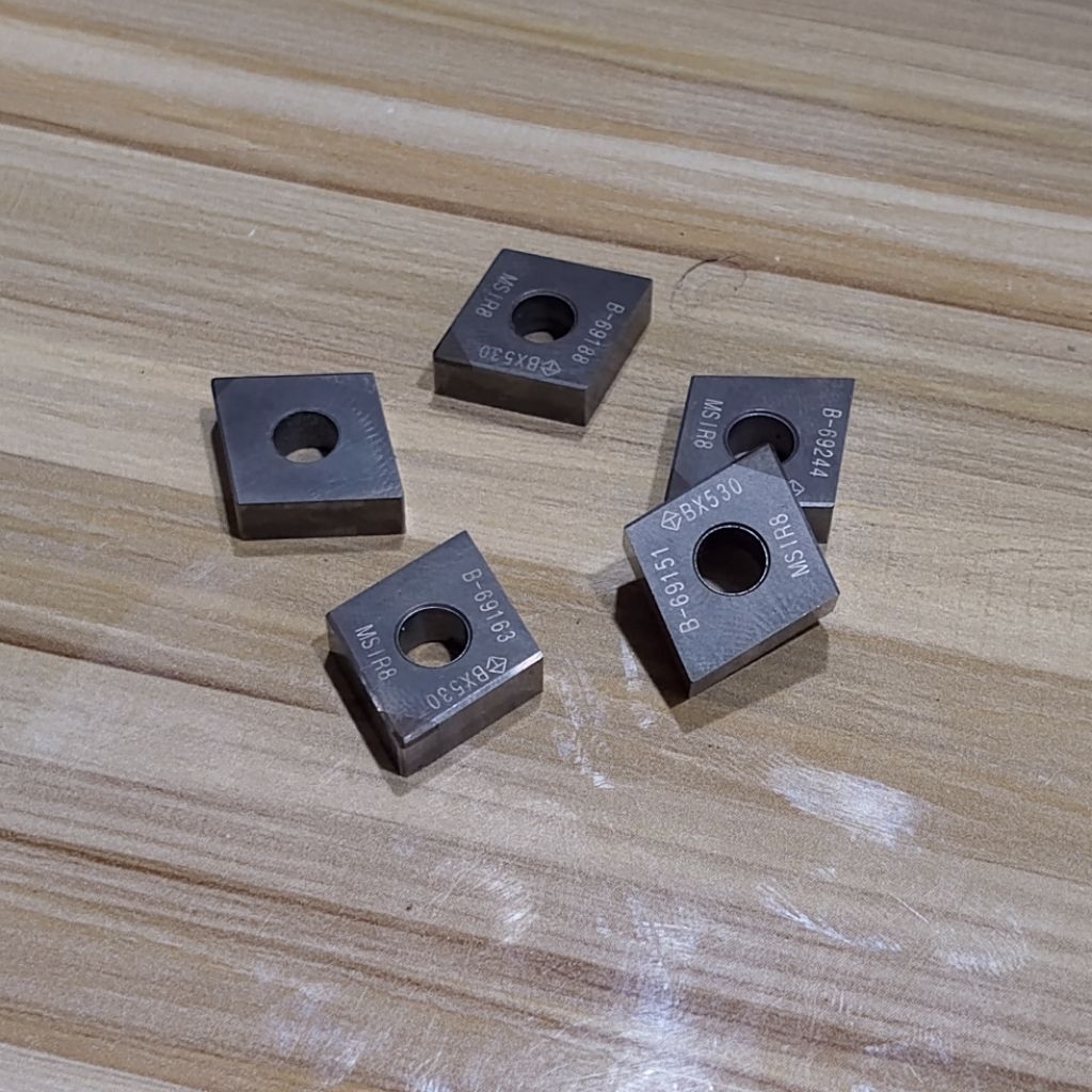 Insert CBN CNGA12 04 untuk harden material keras CNMG12 04 bekas second mulus