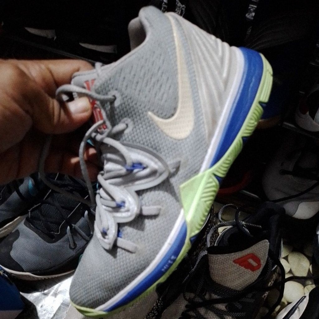 Sepatu basket anak-anak