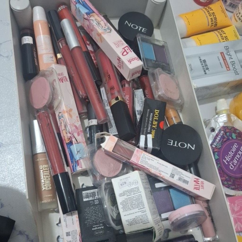 ETALASE KHUSUS KOSMETIK