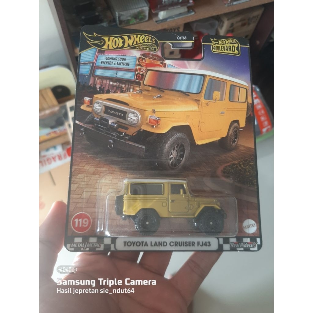 Hotwheels premium toyota land cruiser FJ43
