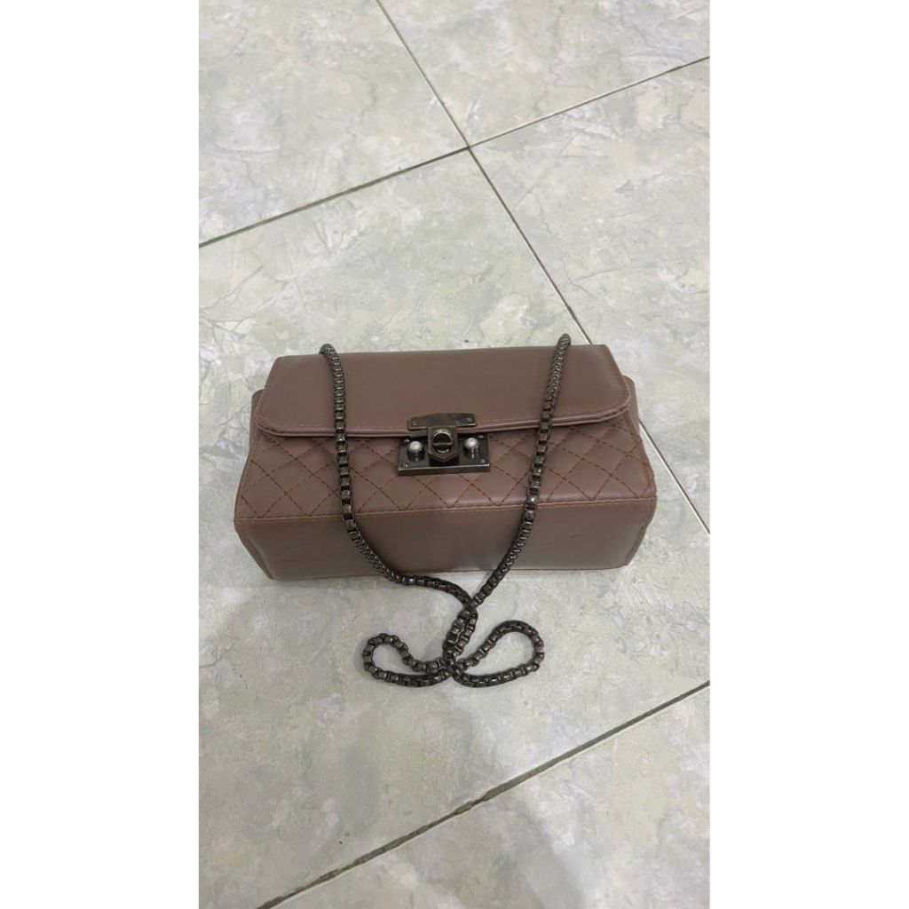 PRELOVED TAS SELEMPANG RANTAI