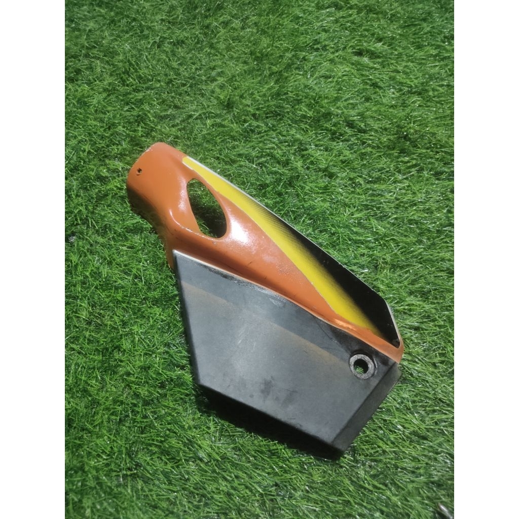 ORIGINAL COPOTAN COVER SABUNGAN BODY BELAKANG TUTUP AKI MOTOR YAMAHA FIZ R VEGA LAMA