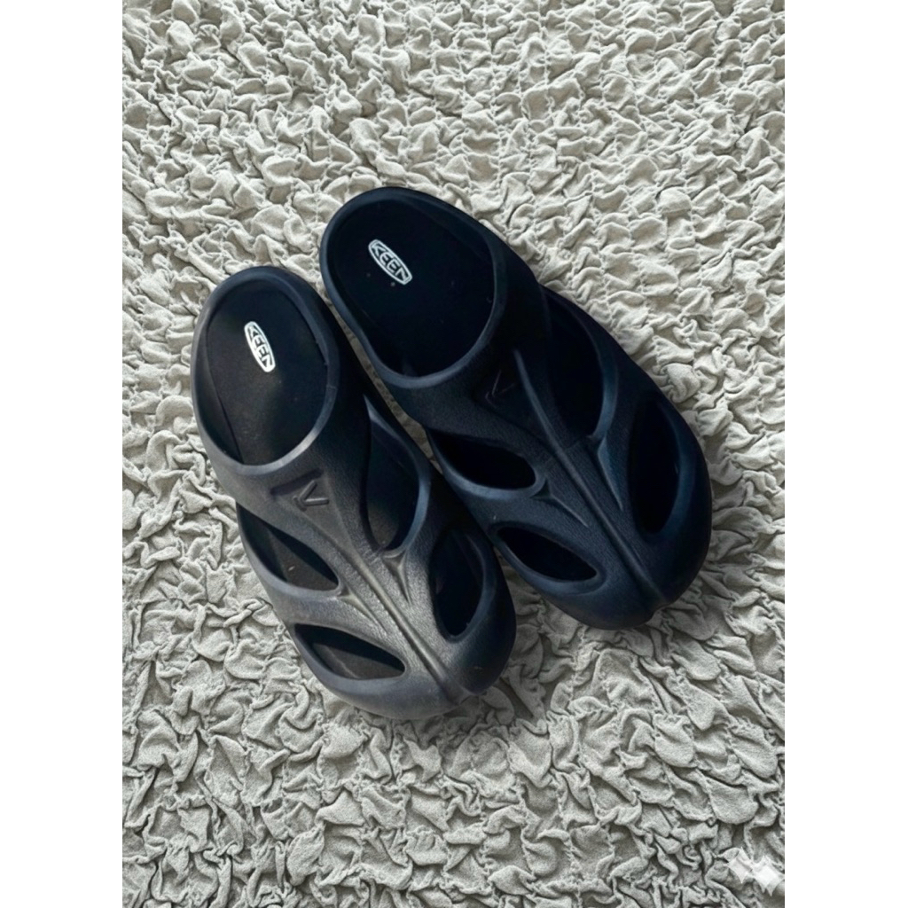 Keen uneek atau clarks wallabees