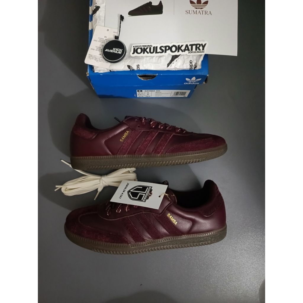 sepatu merah maroon