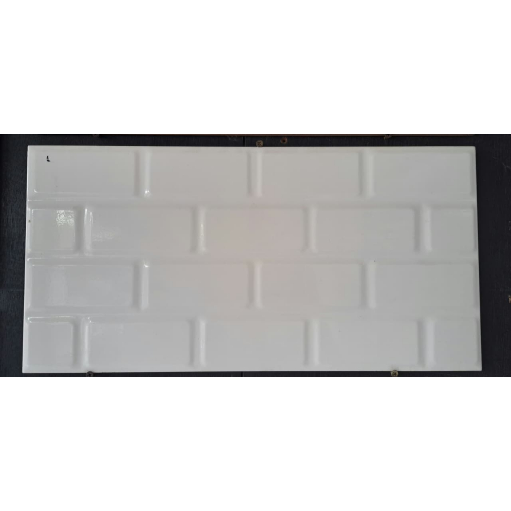 KERAMIK LANTAI 25X50 MOTIF BATA PUTIH