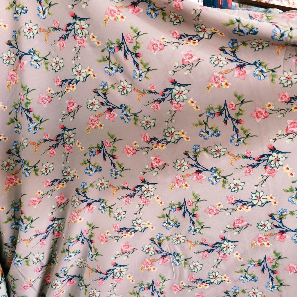 Kain Baby Silk Motif Bunga Kembang Pink Pastel – Bahan Jatuh, Lembut, Adem, Elegan untuk Gamis, Dres