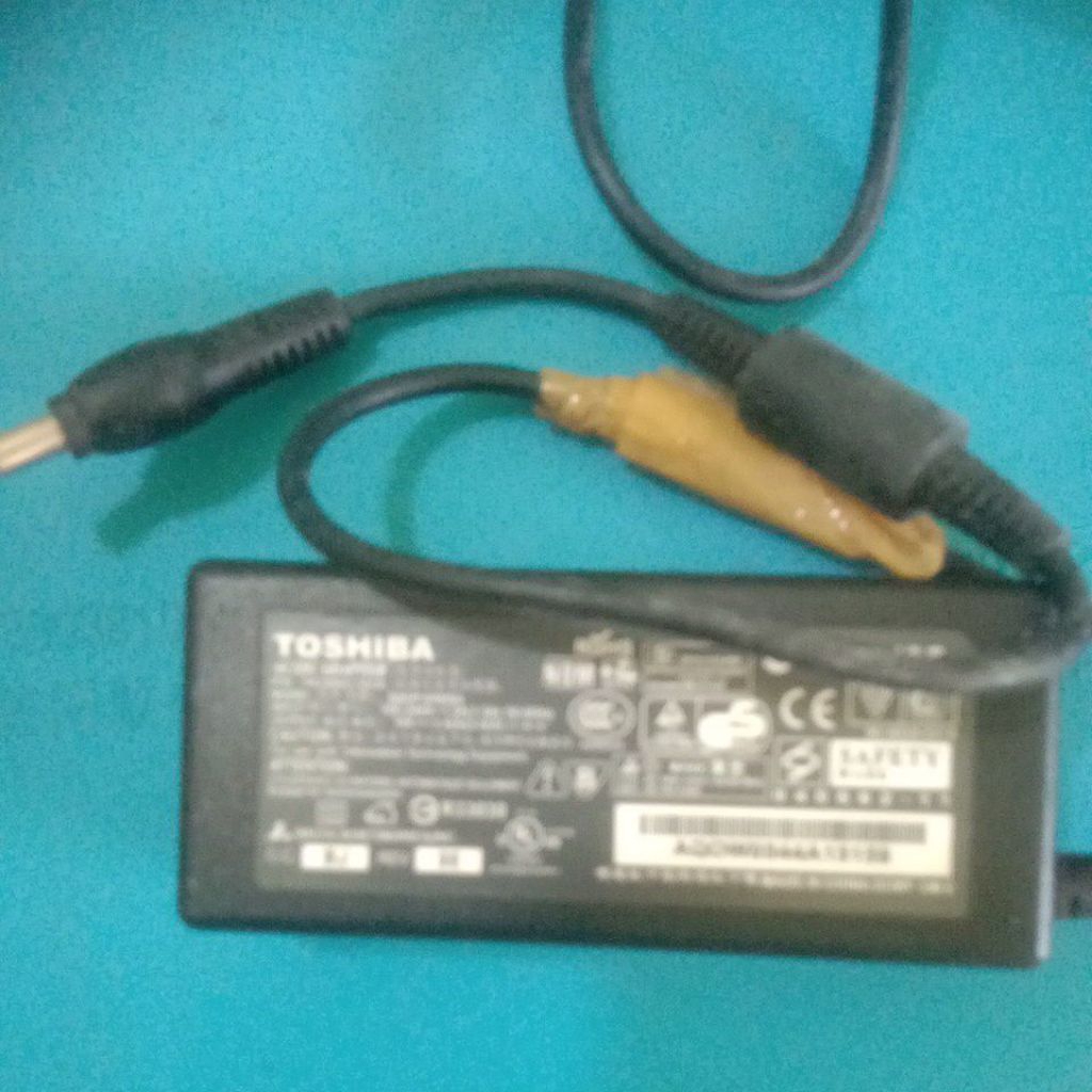 charger laptop toshiba bekas