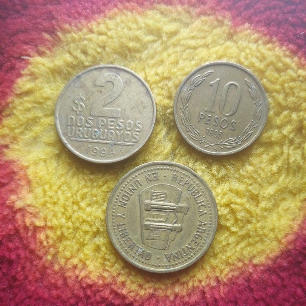 3 keping koin beda negara dia amerika latin.