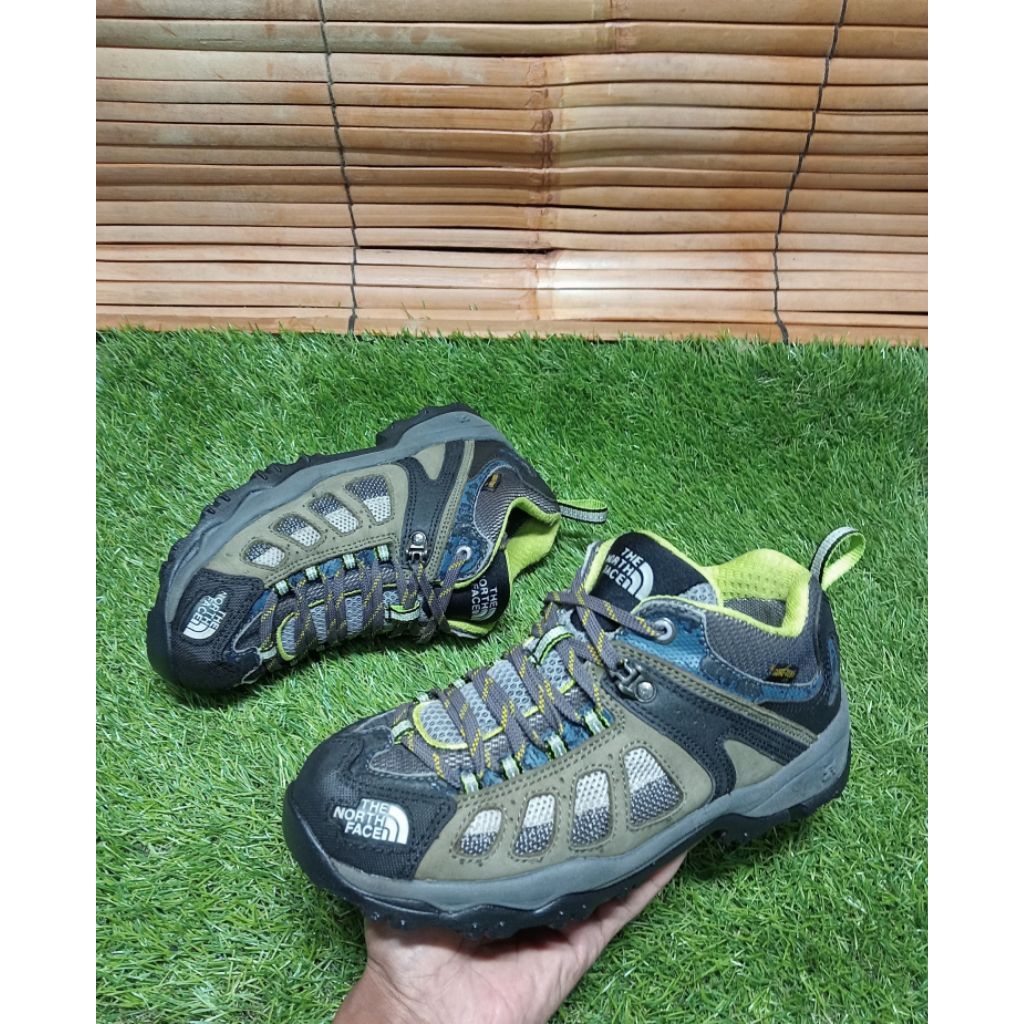 Sepatu Outdoor Second TNF HEXA GTX mid cut 37,5/23,5cm