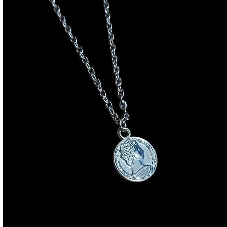 KALUNG TITANIUM RANTAI LIONTIN KOIN ELIZABETH PRIA WANITA TQHAM KARAT DAN TIDAK LUNTUR