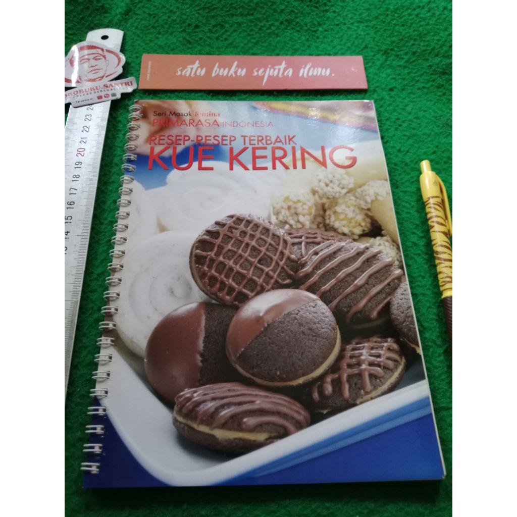 Buku Seri Masak Femina : Resep-resep Terbaik Kue Kering by Primarasa Indonesia.