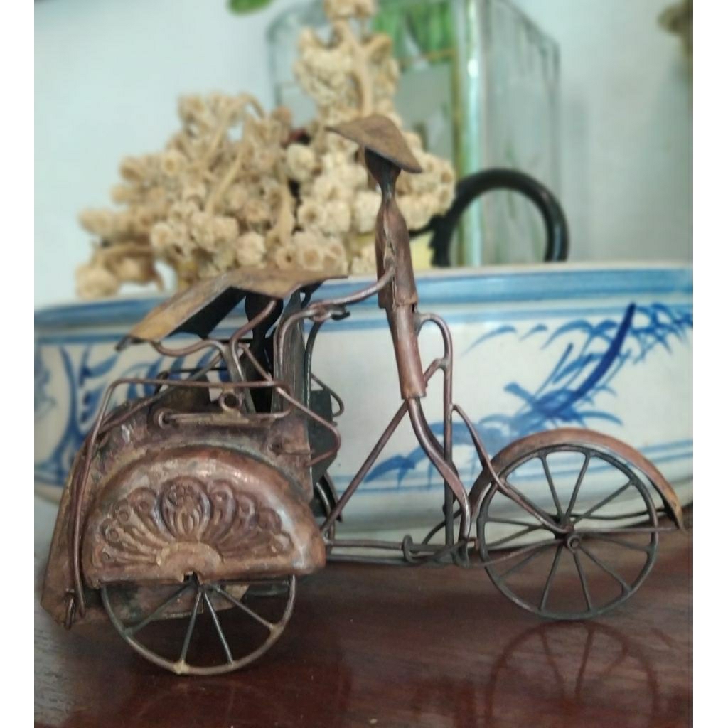 pajangan becak kuningan