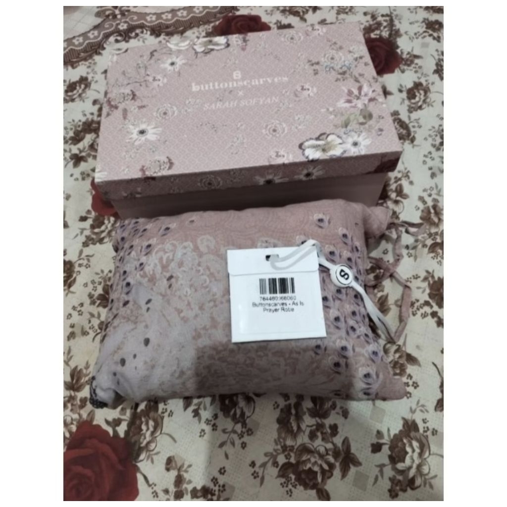 New As Is Prayer Robe Ederra Buttonscarves