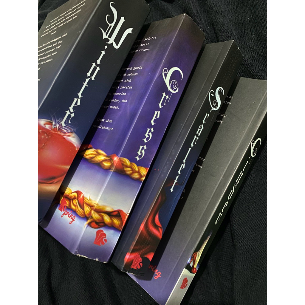 the lunar chronicles marissa meyer terjemahan