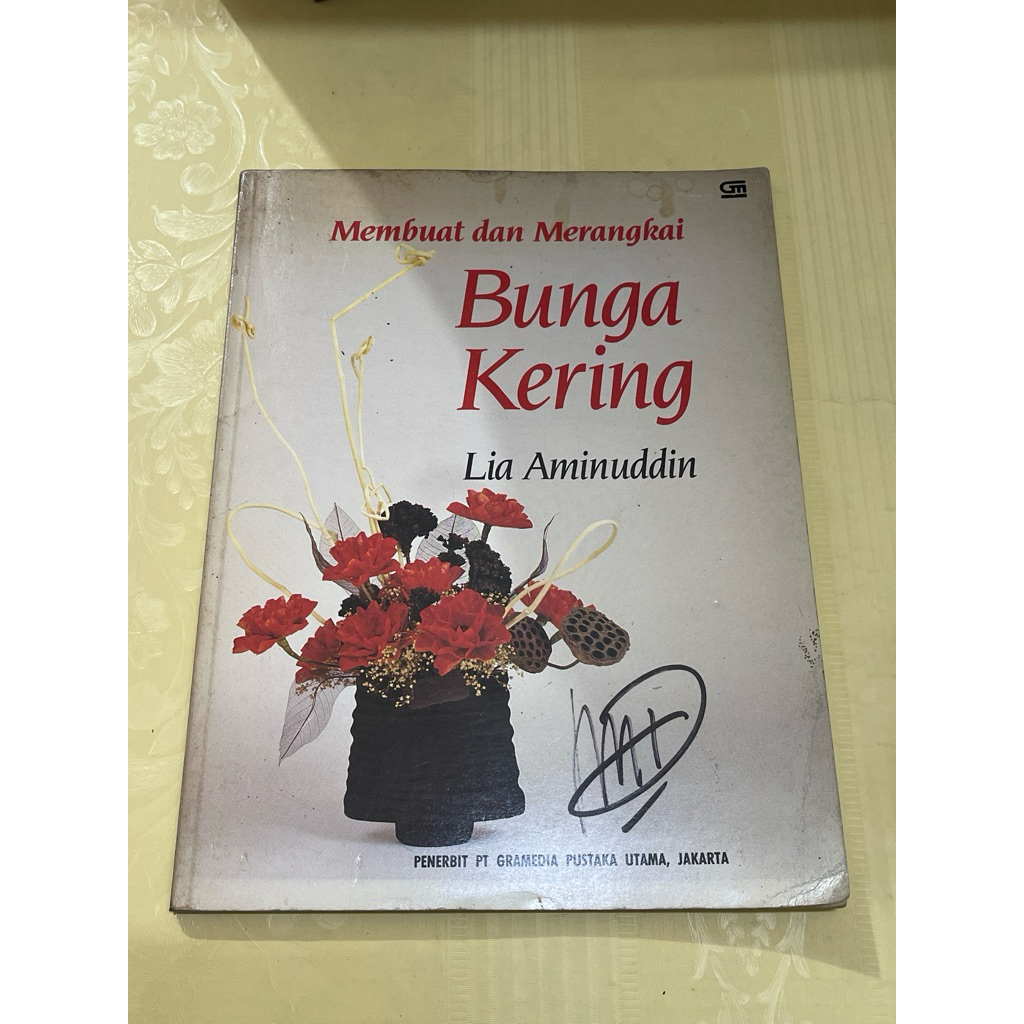 Buku Membuat dan Merangkai Bunga Kering oleh Lia Aminuddin