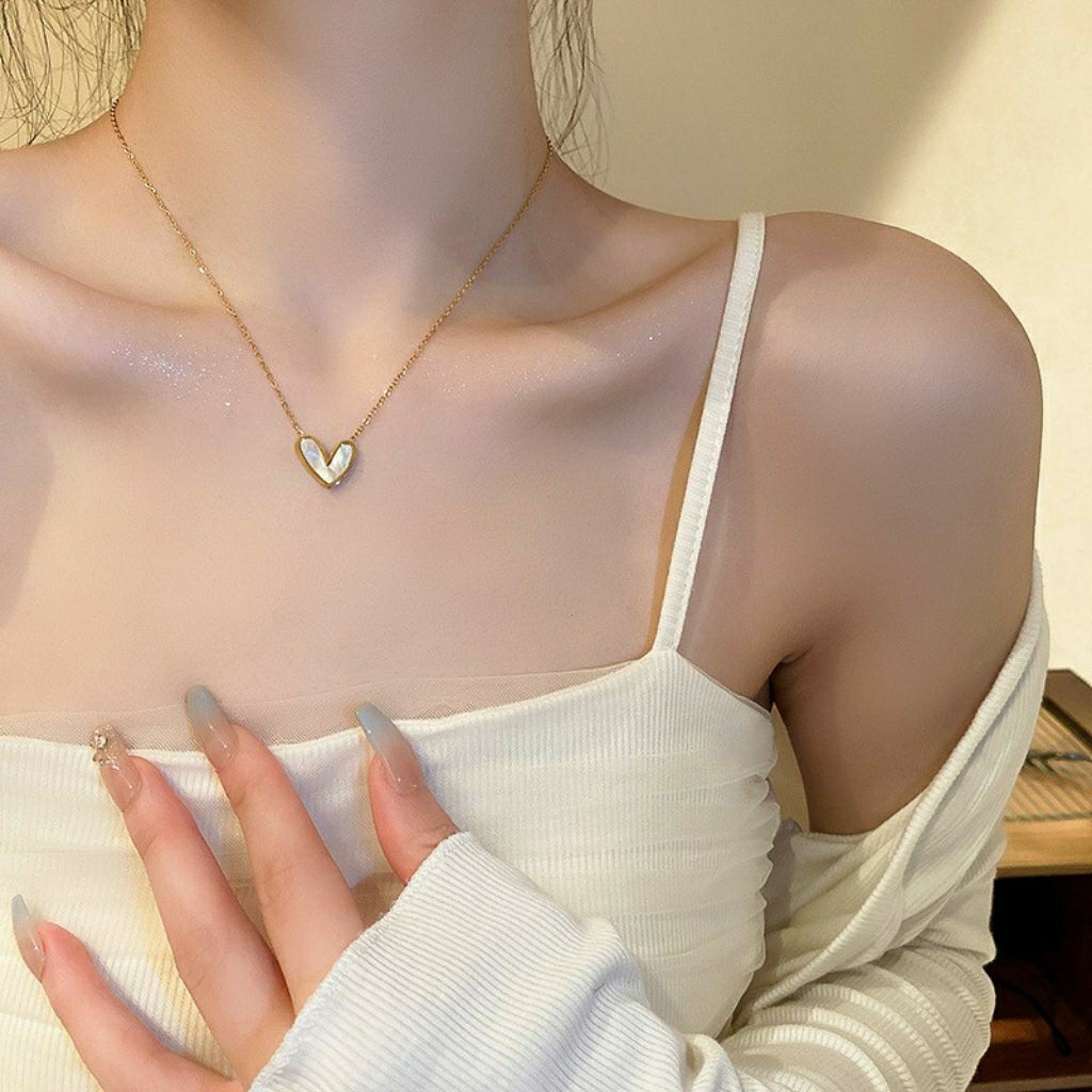 Kalung Titanium model love hitam dan putih warna gold fashion wanita terbaru