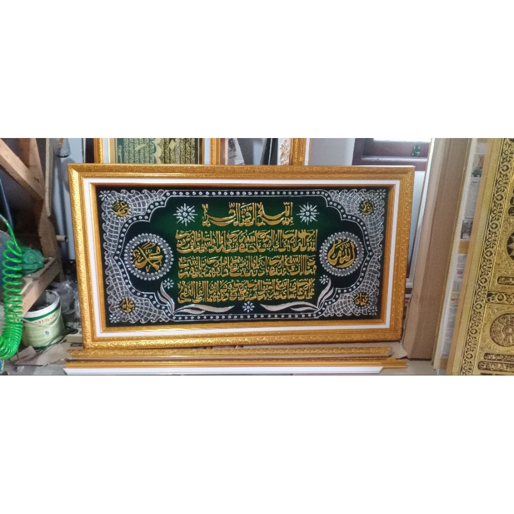 kaligrafi foil Prada timbul