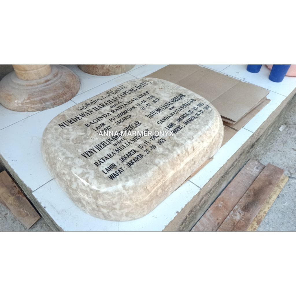 Nisan Batu Marmer Utuh Untuk 3 Nama Almarhum