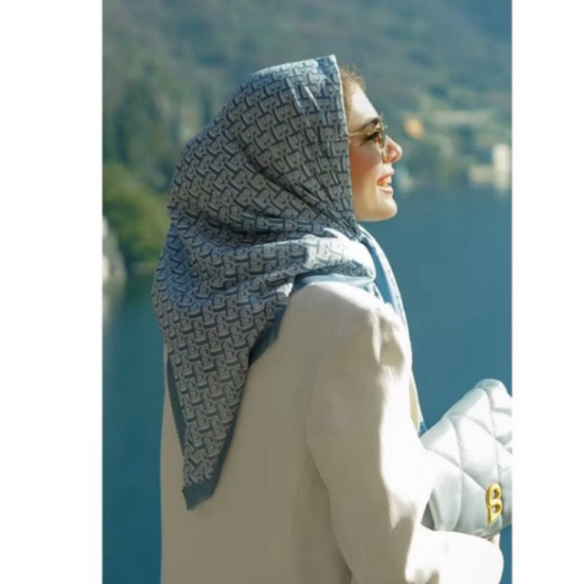 PRELOVED / PL BUTTONSCARVES