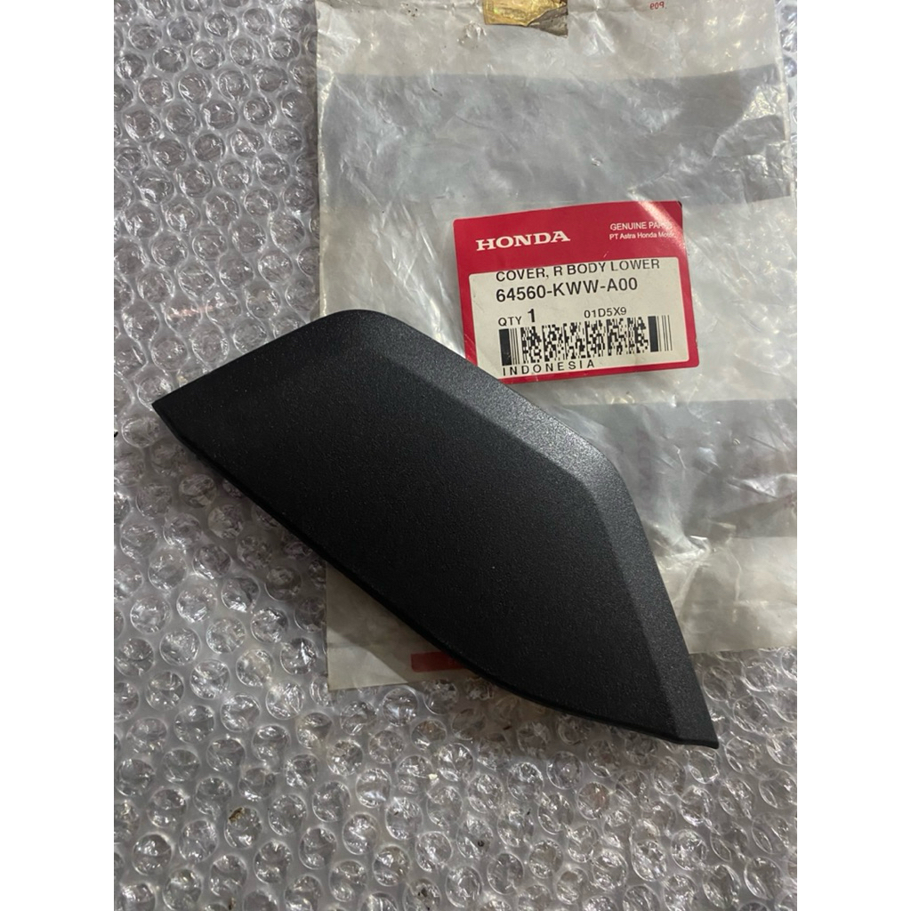 SAMBUNGAN BODY KECIL COVER R BODY LOWER REVO 110 2011 64560-KWW-A00