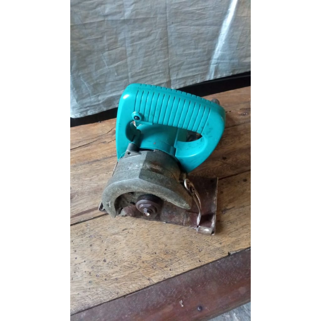 Serkel pemotong keramik makita 4in kondisi normal suarah masih halus siap pakai kerja