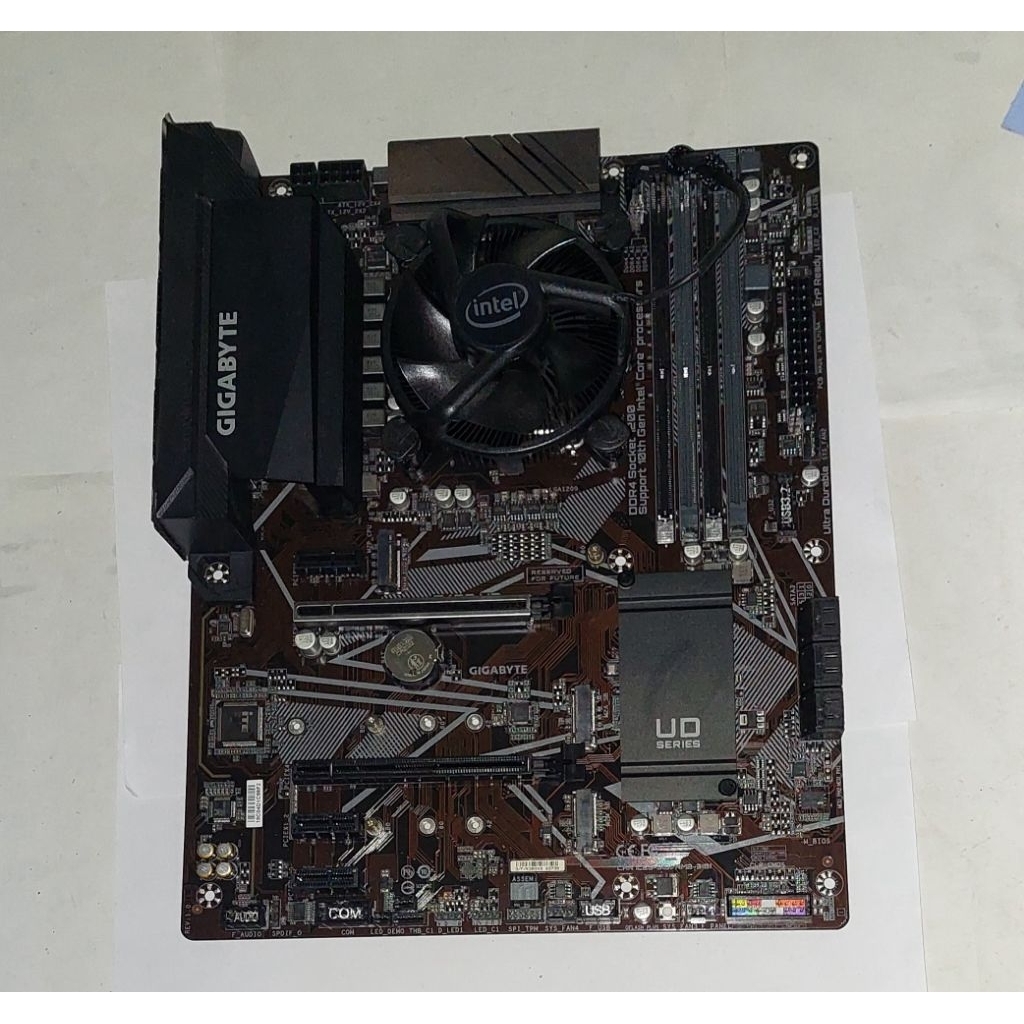 motherboard  GIGABYTE Z490 UD LGA 1200 +  prosesor i5 11400  rocket lake