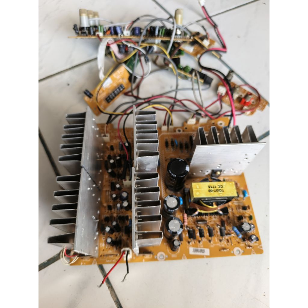 mesin speaker aktif polytron (kondisi mati) seri pas 68. kelengkapan utuh sesuai foto