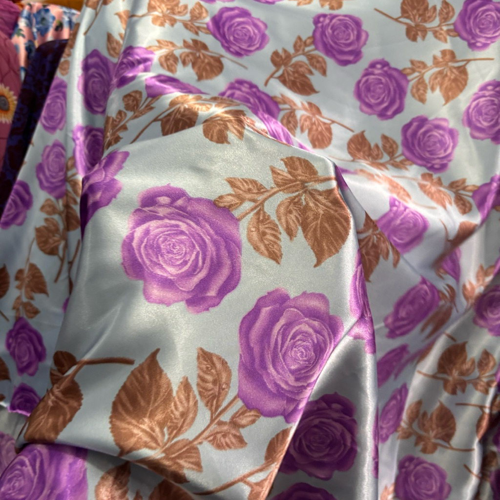 Kain Satin Silk Motif Bunga Mawar – Halus, Licin & Mengkilap Elegan (Per ½ Meter) apx