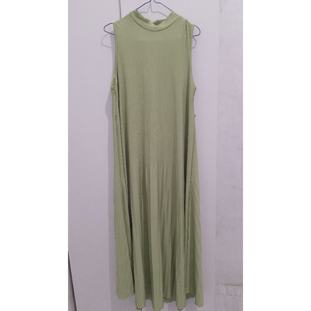 Dress plisket tanpa lengan