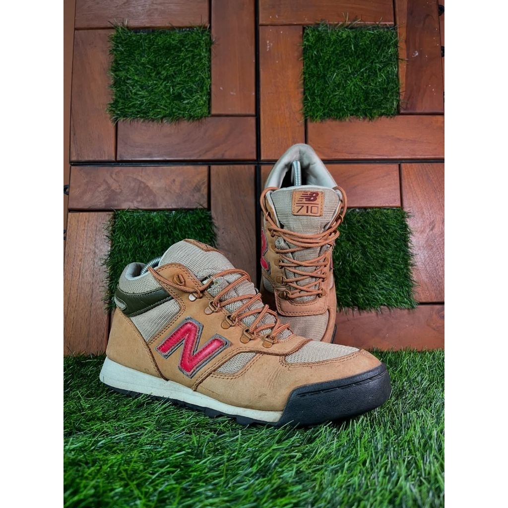 New Balance 710