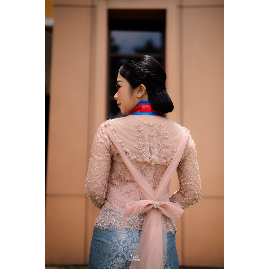 [Preloved] Kebaya Wisuda Full Payet Fullset Include Kamisol, Kebaya dan Rok Songket