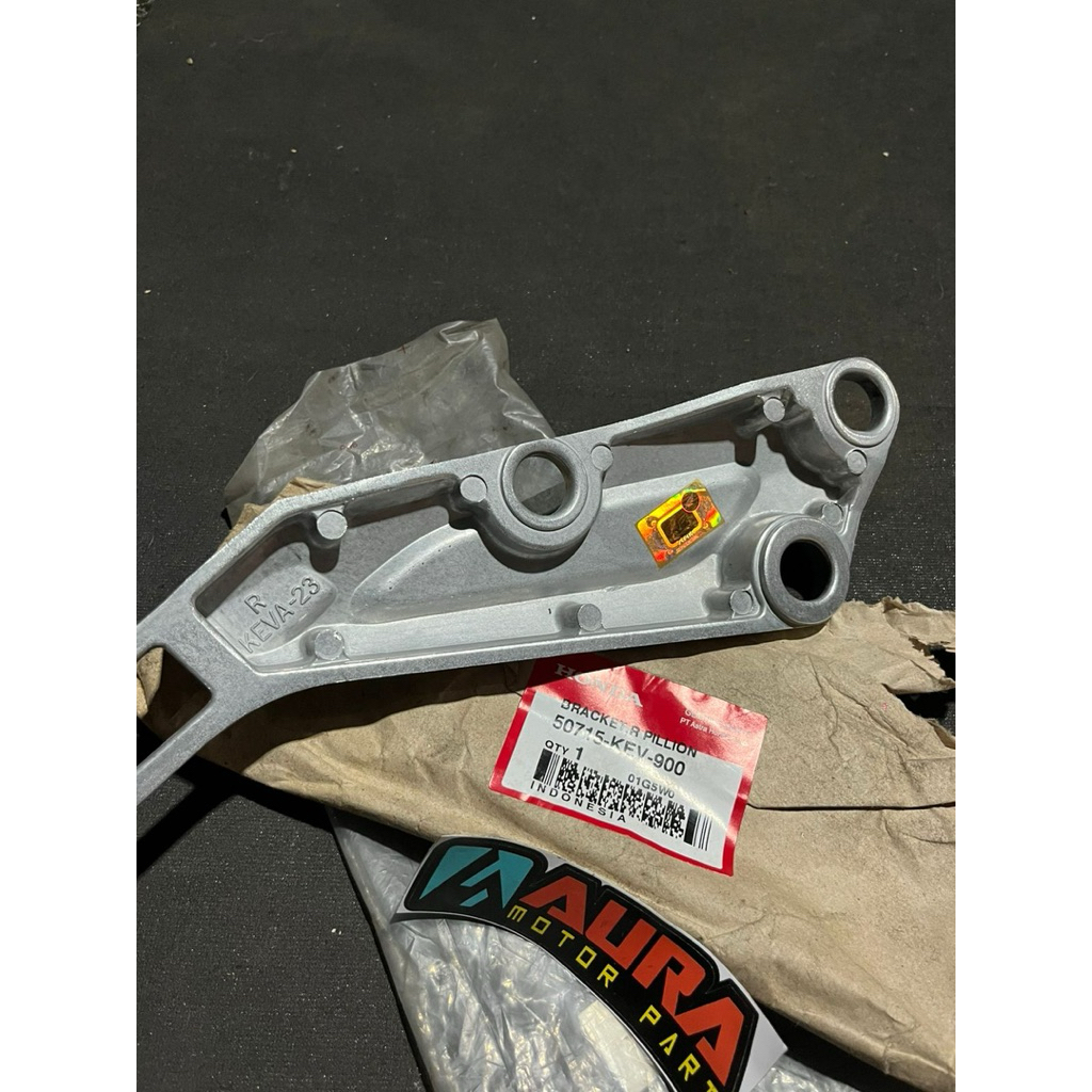 BRACKET R PILLION – HONDA SUPRA, SUPRA FIT 50715-KEV-900
