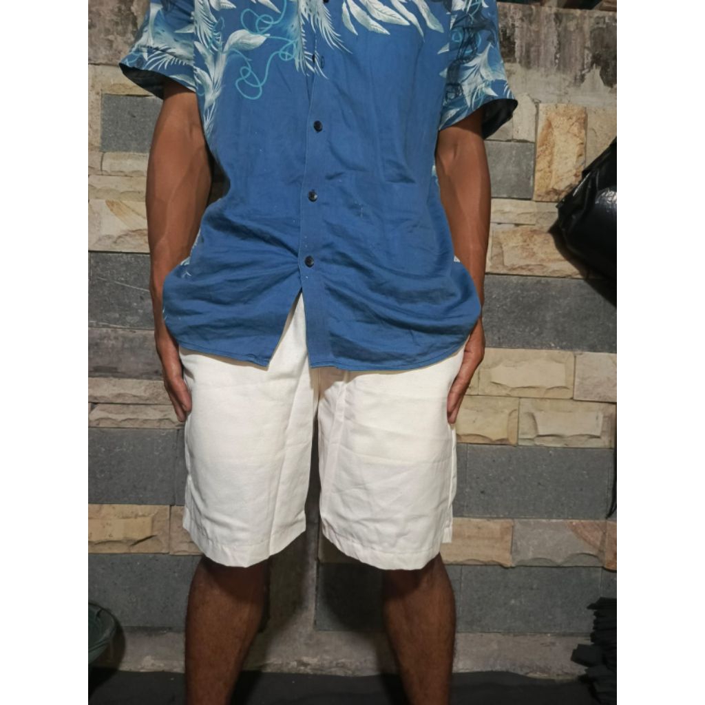 celana pendek warna putih pria